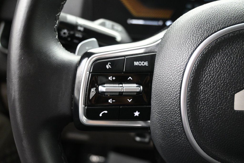 Used 2025 Kia Carnival EX FWD image 16