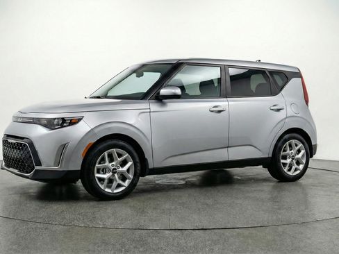 Used 2025 Kia Soul LX w/ LX Technology Package image 3