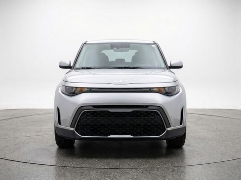 Used 2025 Kia Soul LX w/ LX Technology Package FWD image 2