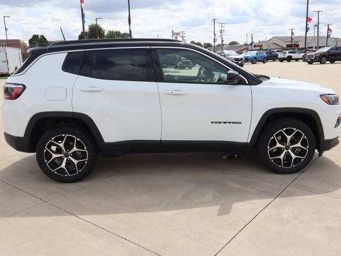 Used 2025 Jeep Compass Limited AWD/4WD image 4