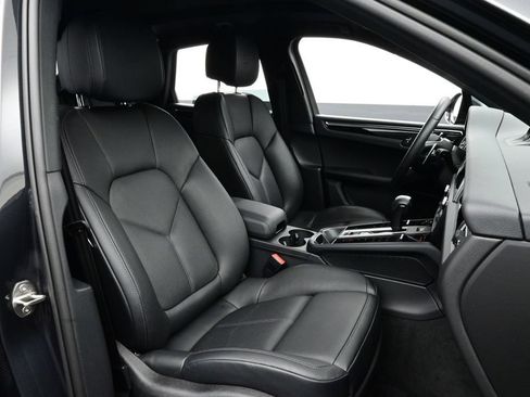 Certified 2025 Porsche Macan AWD/4WD image 17