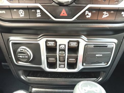 Used 2018 Jeep Wrangler Unlimited Sahara AWD/4WD image 36
