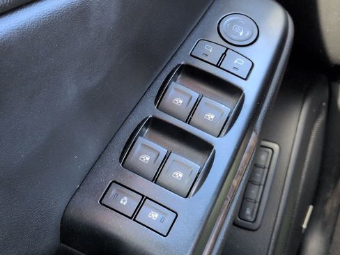 Used 2019 Chevrolet Suburban LT image 25