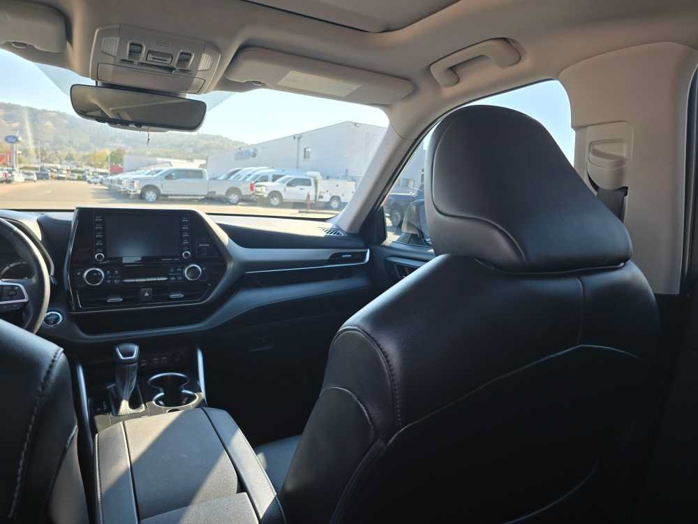 Used 2022 Toyota Highlander XLE AWD/4WD image 14