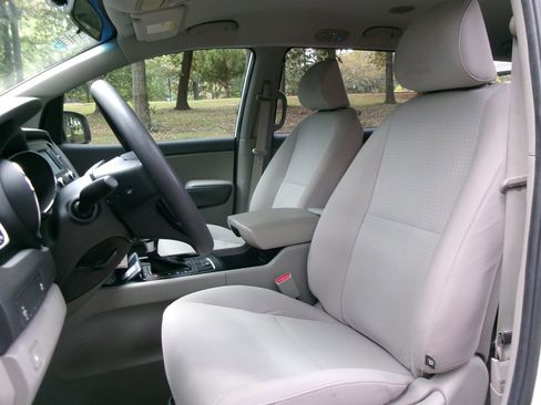 Used 2018 Kia Sedona L image 12