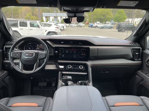 Used 2025 GMC Sierra 1500 AT4 w/ Technology Package AWD/4WD image 8