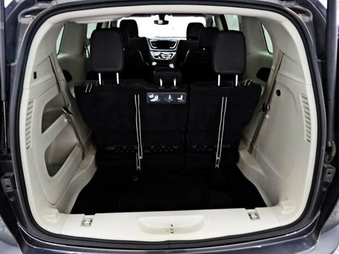 Used 2019 Chrysler Pacifica Touring-L FWD image 12