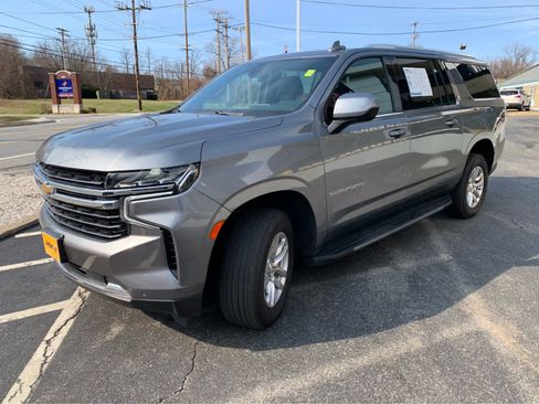 Used 2022 Chevrolet Suburban LT image 3
