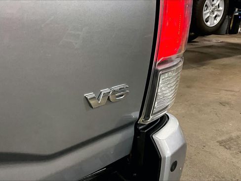 Used 2020 Toyota Tacoma TRD Sport w/ Technology Package AWD/4WD image 10