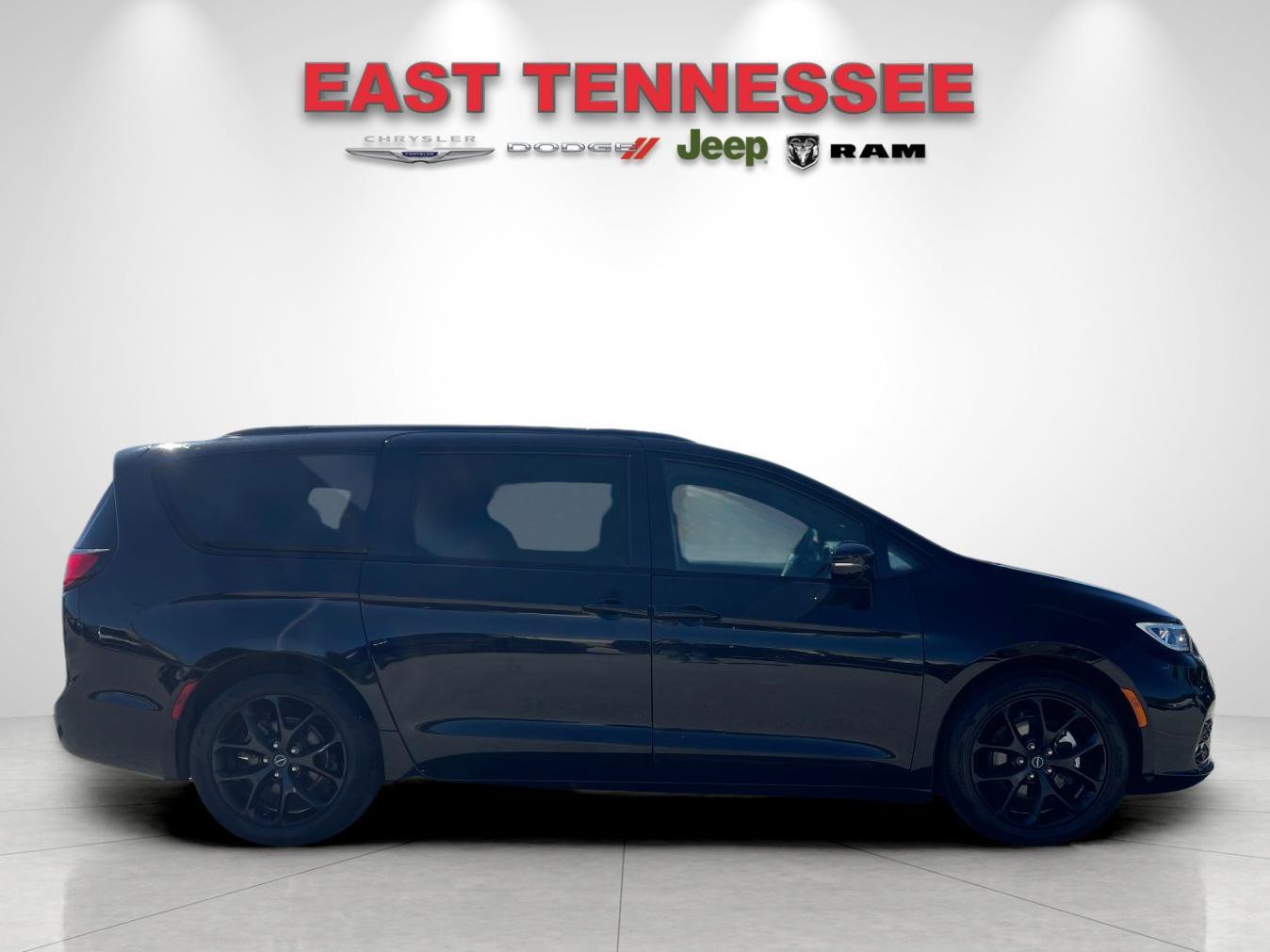 Used 2025 Chrysler Pacifica Limited FWD image 2