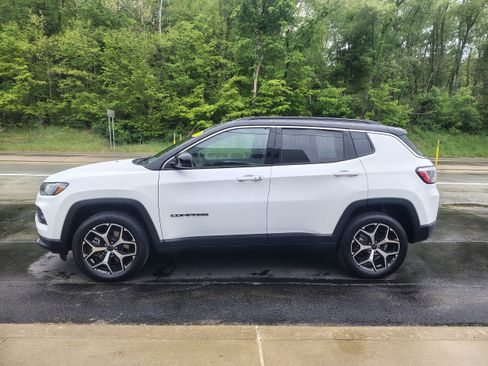 Certified 2025 Jeep Compass Limited AWD/4WD image 6