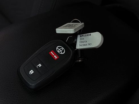 Used 2016 Toyota Tacoma TRD Sport AWD/4WD image 29