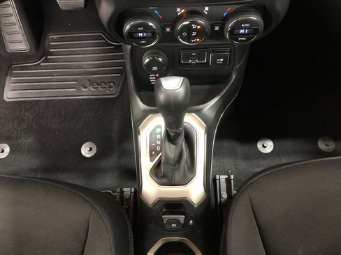 Used 2017 Jeep Renegade Latitude w/ Popular Equipment Group image 19