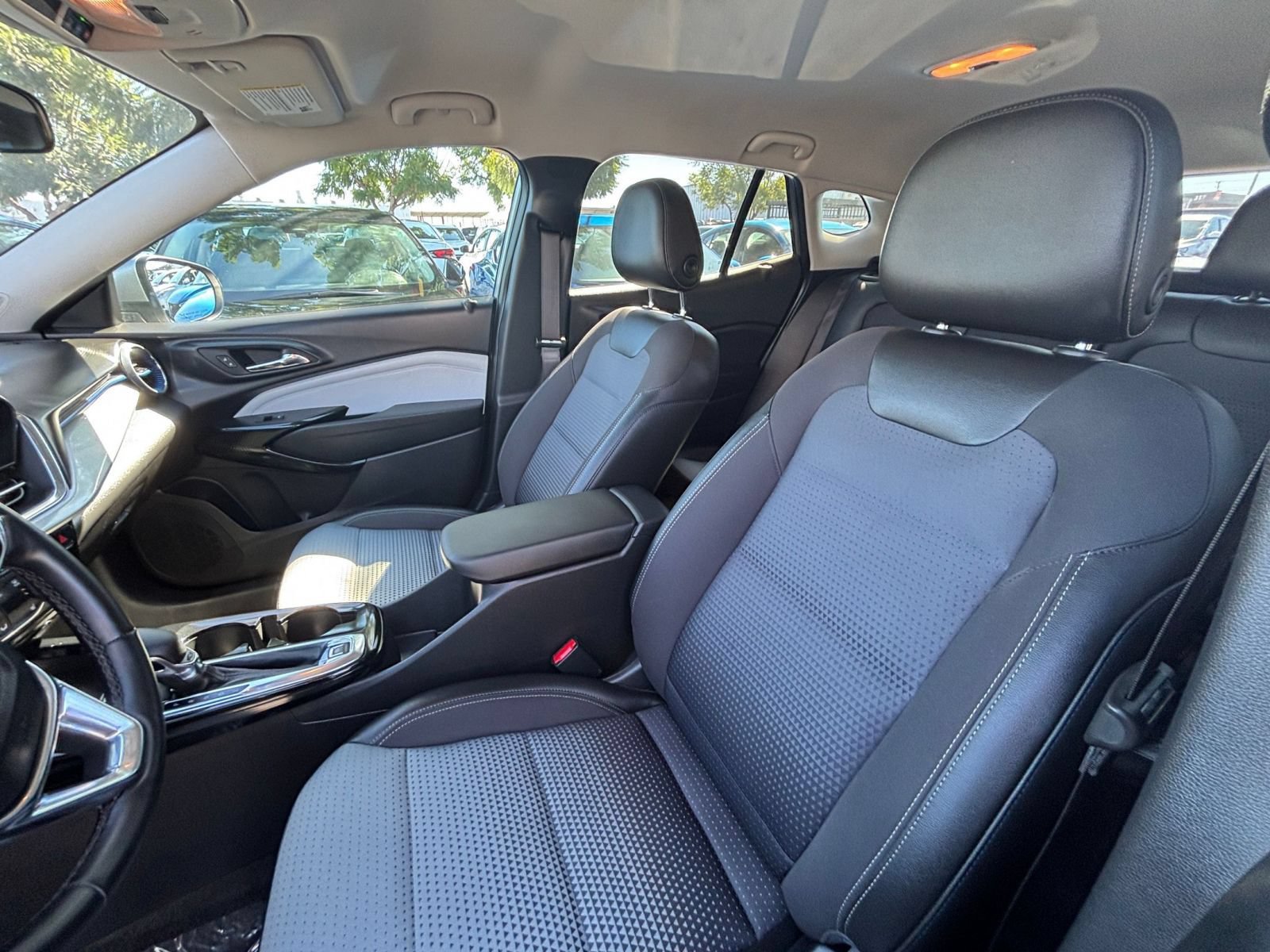 Used 2025 Chevrolet Trax LT w/ LT Convenience Package FWD image 36