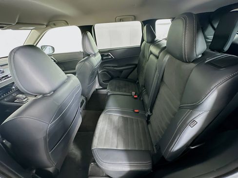 Used 2024 Mitsubishi Outlander SE image 26