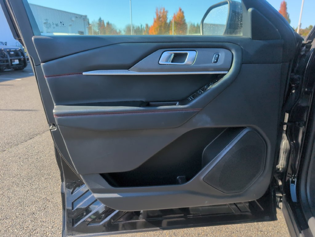 Used 2025 Ford Explorer ST-Line AWD/4WD image 17
