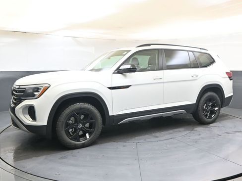 New 2026 Volkswagen Atlas Peak Edition image 2