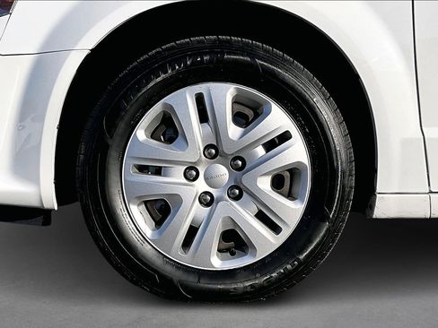 Used 2018 Dodge Grand Caravan SE w/ UConnect Hands-Free Group image 8