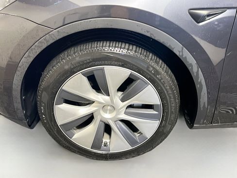 Used 2024 Tesla Model Y Long Range AWD/4WD image 13