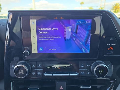 Used 2024 Toyota Highlander XLE FWD image 18