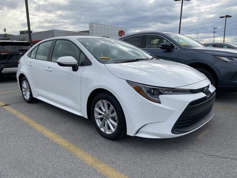 Used 2023 Toyota Corolla LE image 2