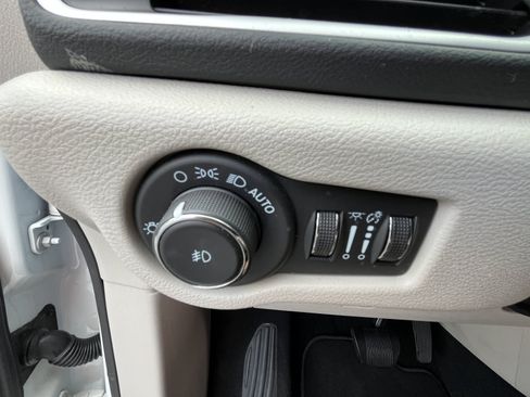 Used 2023 Chrysler Pacifica Touring-L FWD image 23