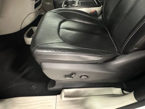 Used 2022 Chrysler Pacifica Touring-L FWD image 24
