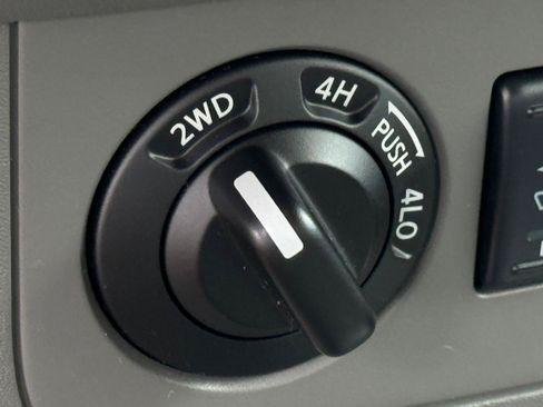 Used 2015 Nissan Frontier SV w/ SV Value Truck Package AWD/4WD image 18
