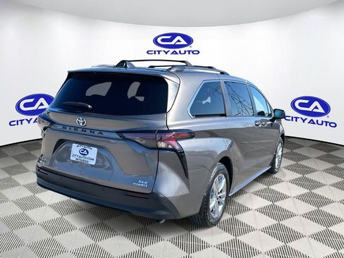 Used 2024 Toyota Sienna XLE w/ XLE Plus Package image 3
