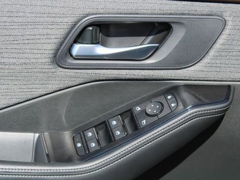 Used 2023 Nissan Rogue SV FWD image 13