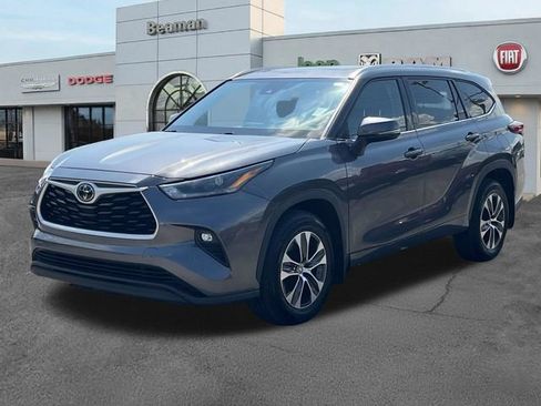 Used 2021 Toyota Highlander XLE AWD/4WD image 3