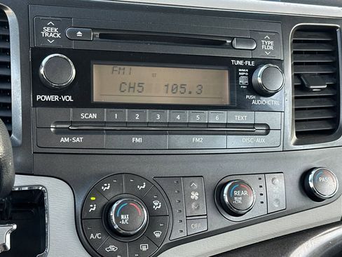 Used 2014 Toyota Sienna L image 25