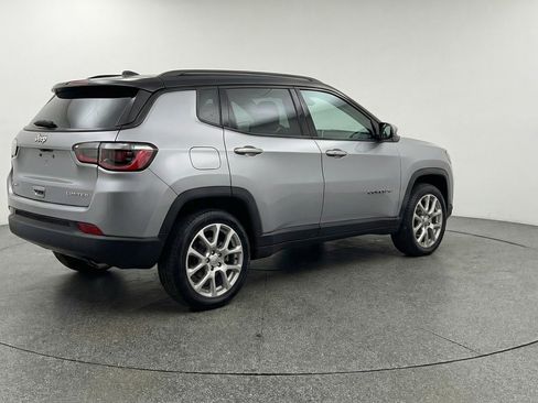 Used 2025 Jeep Compass Limited image 9