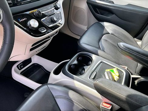 Used 2023 Chrysler Pacifica Touring-L FWD image 21