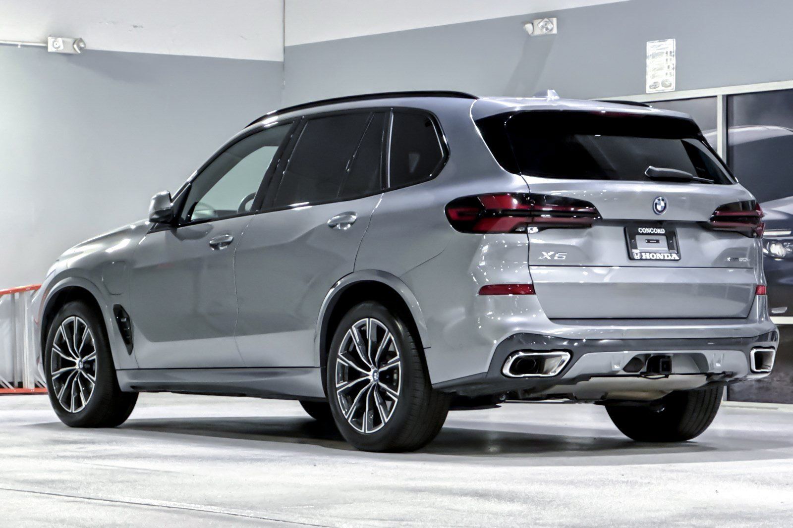 Used 2024 BMW X5 xDrive50e w/ Executive Package AWD/4WD image 3