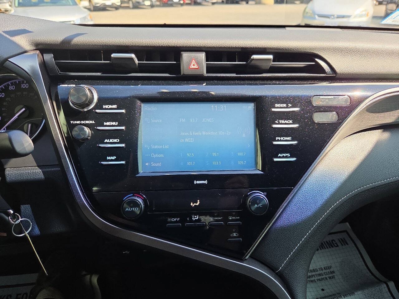 Used 2020 Toyota Camry SE FWD image 14