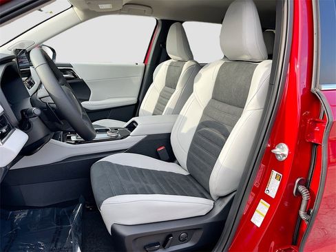 New 2025 Mitsubishi Outlander SE image 21