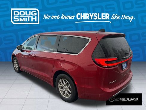 Used 2024 Chrysler Pacifica Touring-L image 3