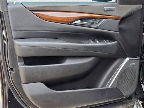 Used 2019 Cadillac Escalade Luxury AWD/4WD image 10