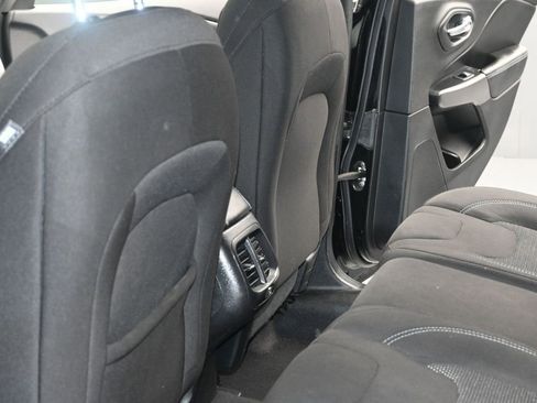 Used 2020 Jeep Cherokee Latitude AWD/4WD image 12