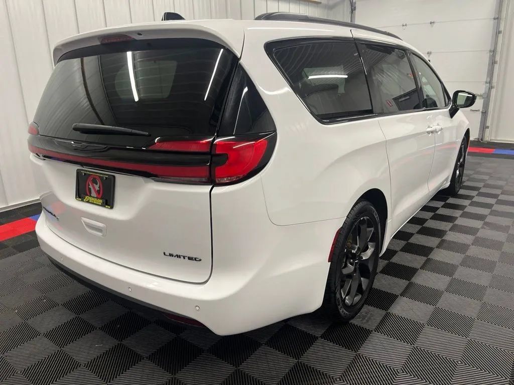 Used 2025 Chrysler Pacifica Limited FWD image 3