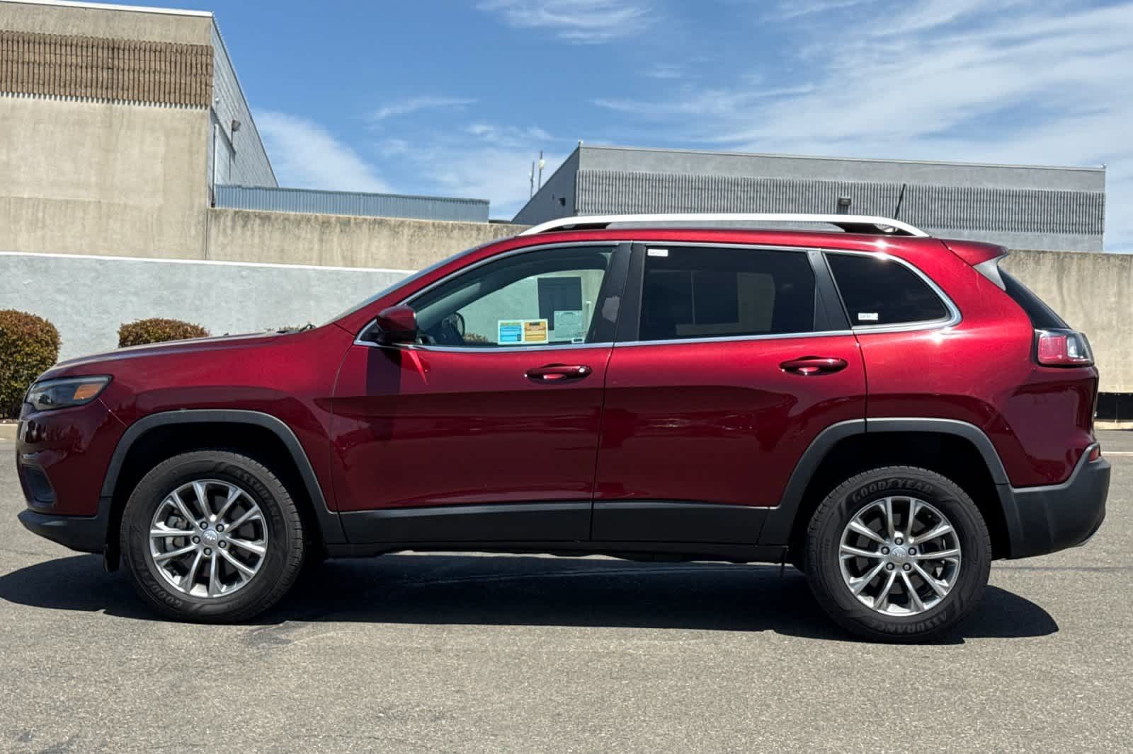 Used 2019 Jeep Cherokee Latitude Plus w/ Cold Weather Group AWD/4WD image 9