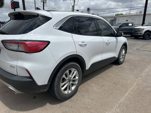 Used 2020 Ford Escape SE image 3