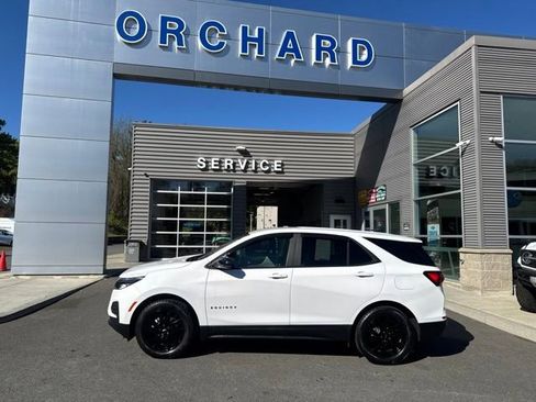 Used 2023 Chevrolet Equinox LS w/ LS Convenience Package AWD/4WD image 2