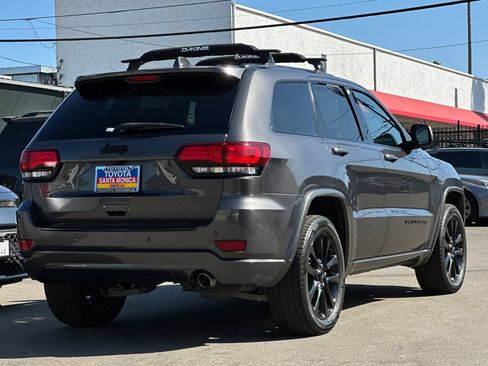 Used 2018 Jeep Grand Cherokee Altitude RWD image 4