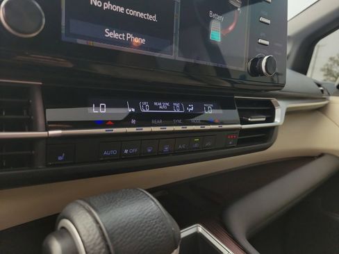 Used 2022 Toyota Sienna XLE image 21