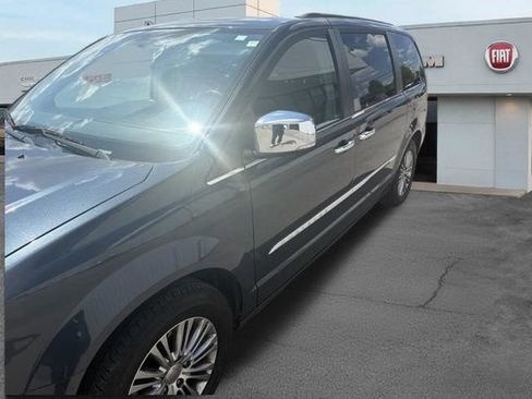 Used 2014 Chrysler Town & Country Touring-L w/ Driver Convenience Group FWD image 11