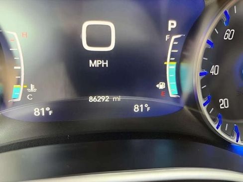 Used 2023 Chrysler Pacifica Touring-L FWD image 8