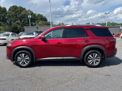 Used 2024 Nissan Pathfinder SL w/ Black Appearance Package FWD image 23
