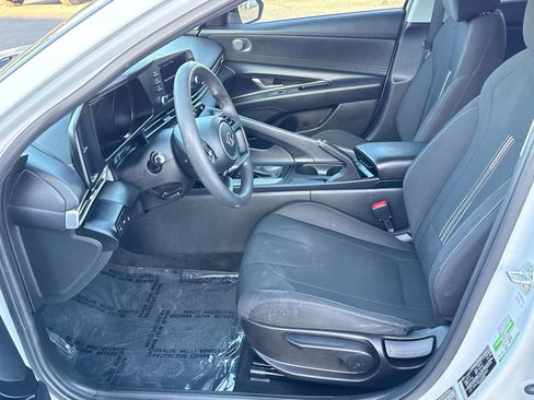 Used 2022 Hyundai Elantra SEL w/ Preferred Accessory Package FWD image 9